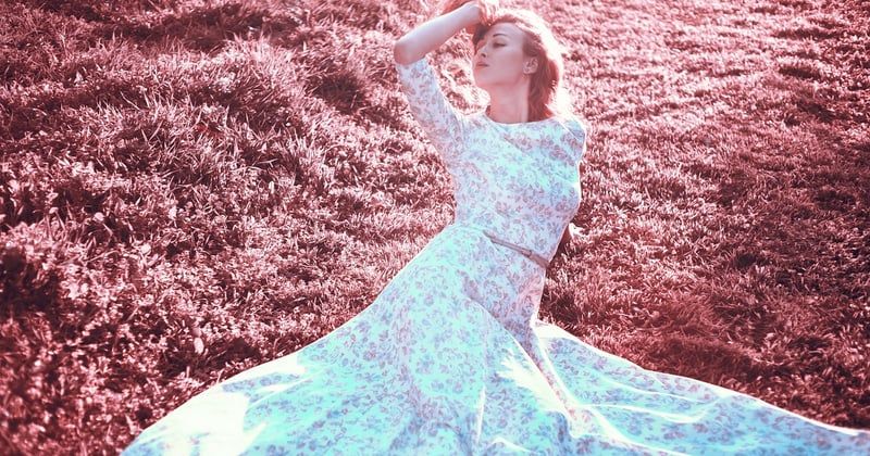 Le retour des robes longues chez les femmes : l'élégance revient en force